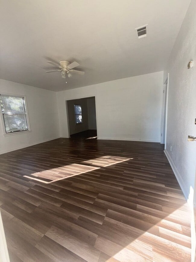 Building Photo - Cozy 3 Bedroom Family Home