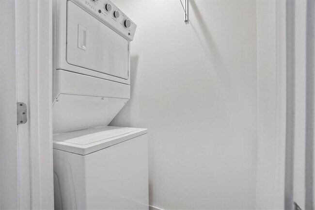 Building Photo - 943 Peachtree St NE