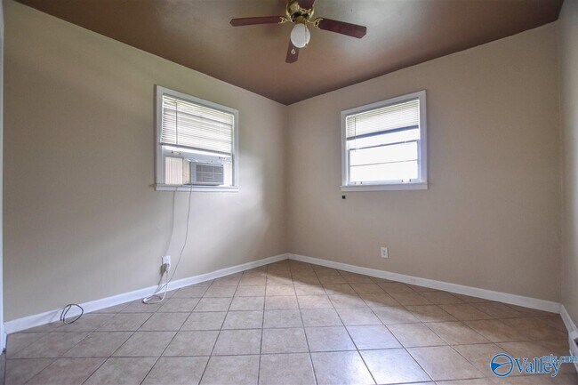 Building Photo - 1512 Oakwood Ave NE