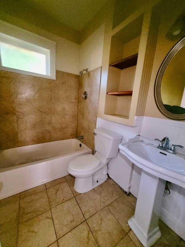 Building Photo - Charming 2 bed 1 bath in Historic District...