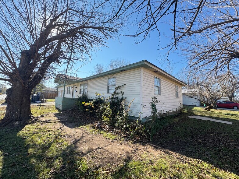 Building Photo - 9111 N Walker Ave