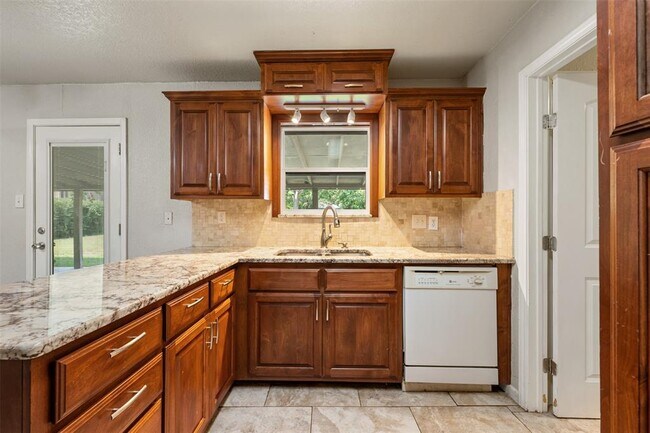Building Photo - 2506 Oak Ln