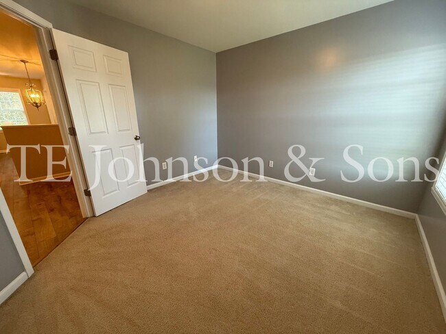 Building Photo - Spacious 4 Bedroom Home with Fenced Yard & Two Car Garage in Clemmons