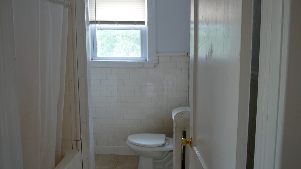 Building Photo - 96 Huntington St