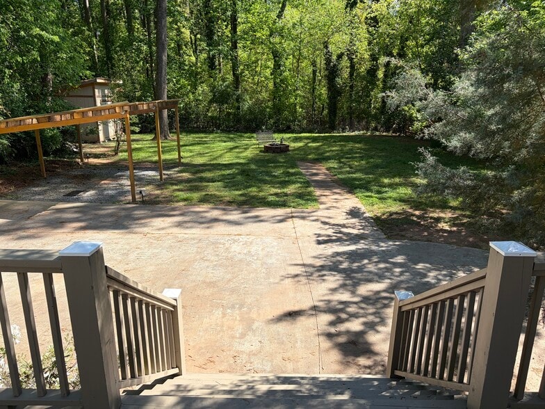 Building Photo - 1357 Lochland Rd SE