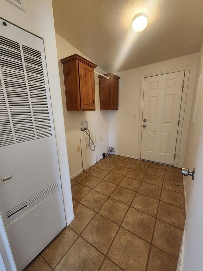 Building Photo - 4 Bedrooms in Hansen Tract