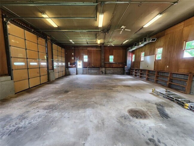 Building Photo - 426 S County Trail