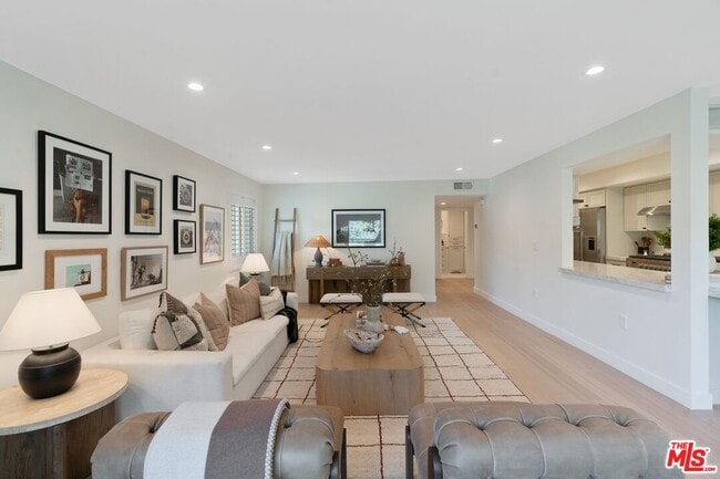 Building Photo - 6720 Hillpark Dr