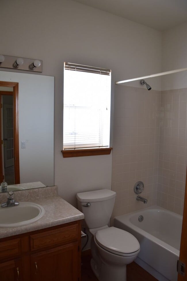 Building Photo - Beautiful 5 bedroom home w/ 3 car garage in Littleton