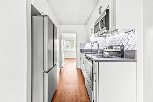 Building Photo - Bright and spacious 1 bedroom 1 bath condo in Makiki !