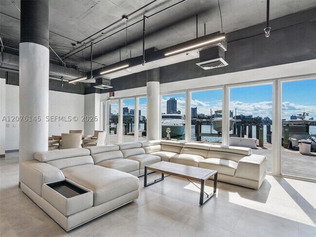 Building Photo - 900 Bay Dr E