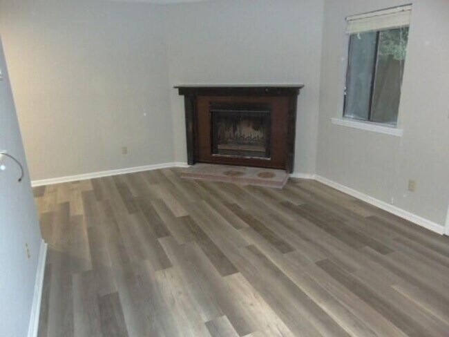 Building Photo - END UNIT TOWNHOME