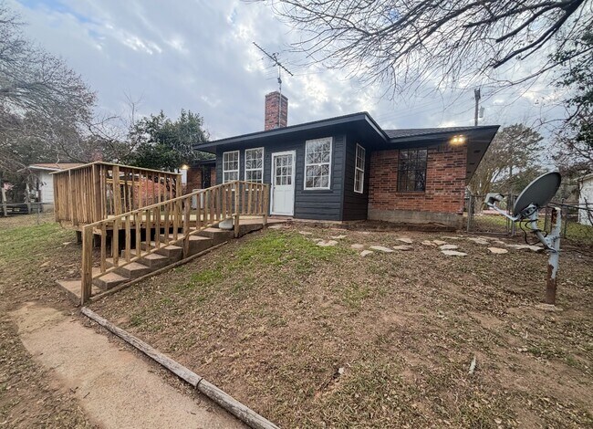 Building Photo - 1803 S Park St