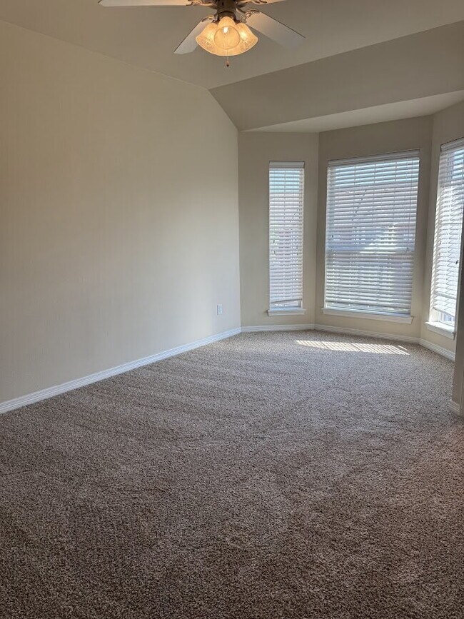 Building Photo - 4 Bedroom 4.5 Bath and 4 parking spaces