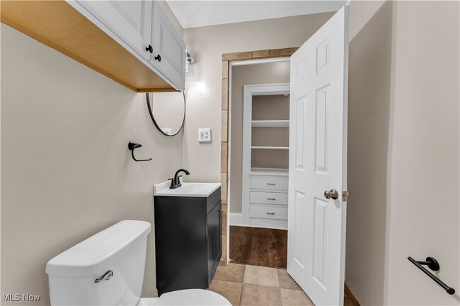 Building Photo - 11913 Buckingham Ave