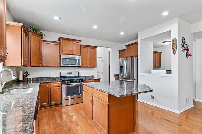 Building Photo - 3557 Crestwood Ln