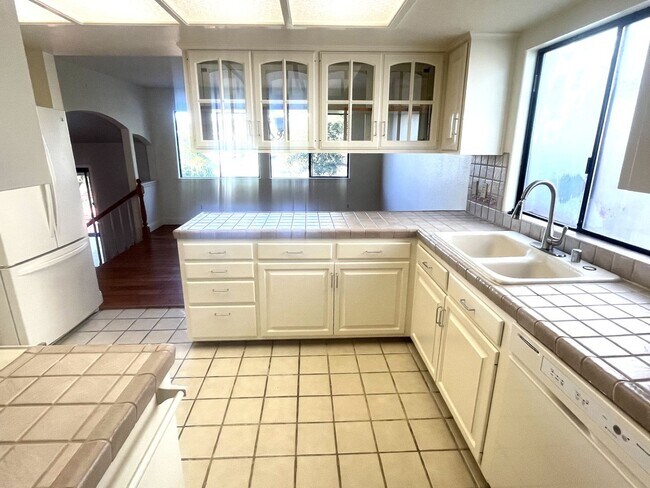 Building Photo - Charming 2-story home in Pismo Beach