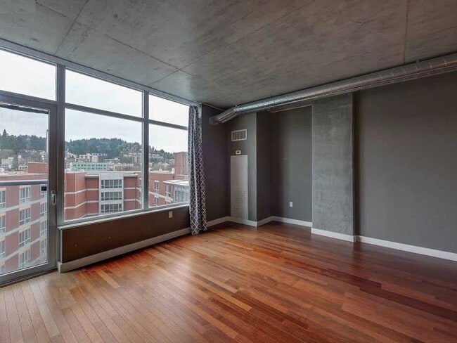 Building Photo - Charming 1 bedroom  1 bath Condo in Portland's Downtown Goose Hollow Neighborhood, with Utilities...