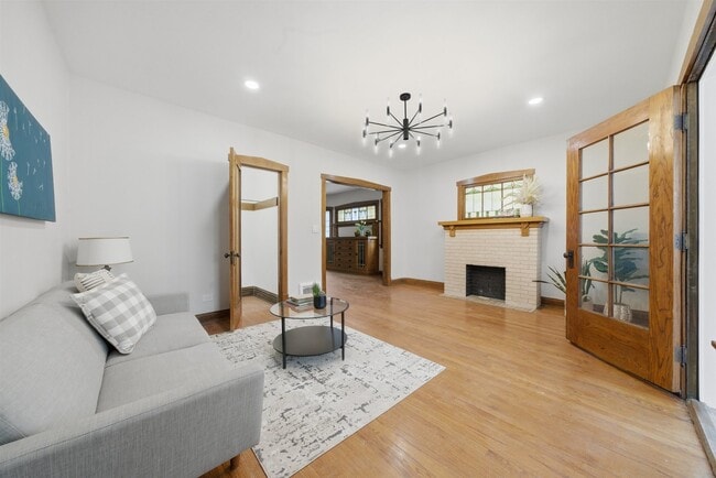 Building Photo - 4735 N Kilbourn Ave