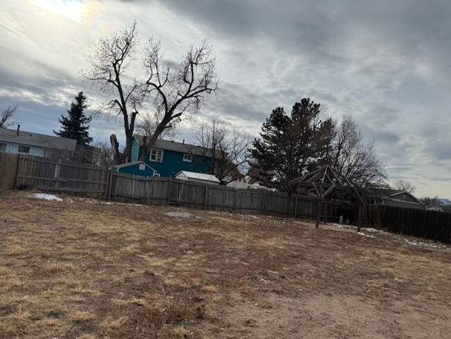 Building Photo - Cozy Pikes Peak Panorama 3BD/1.5BA Split-L...