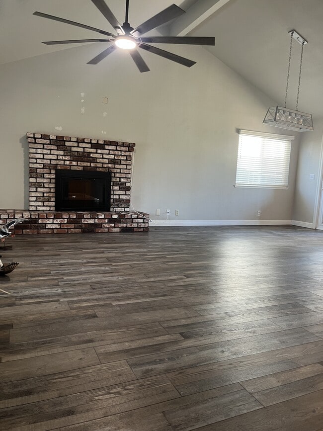 Building Photo - 1741 Tamarack Dr