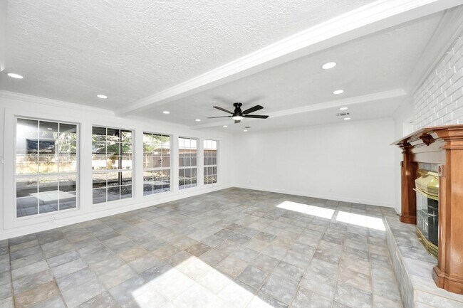 Building Photo - 616 S Rivershire Dr