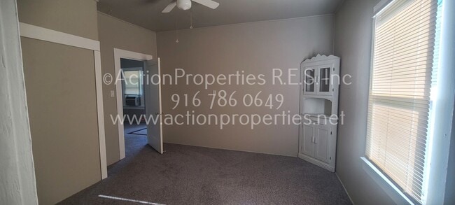 Building Photo - Updated 2 Bedroom 1 Bathroom, New Paint an...