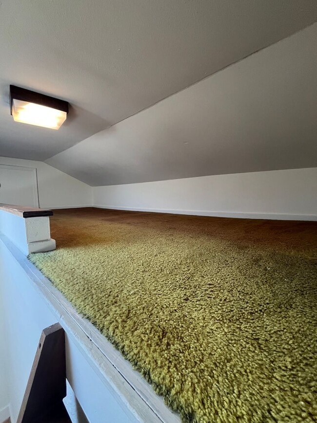 Building Photo - 113 E Spring St