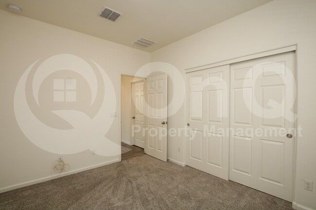 Building Photo - 5420 W Desert Hollow Dr