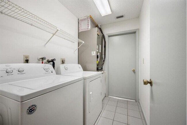 Building Photo - 2216 Amesbury Ct