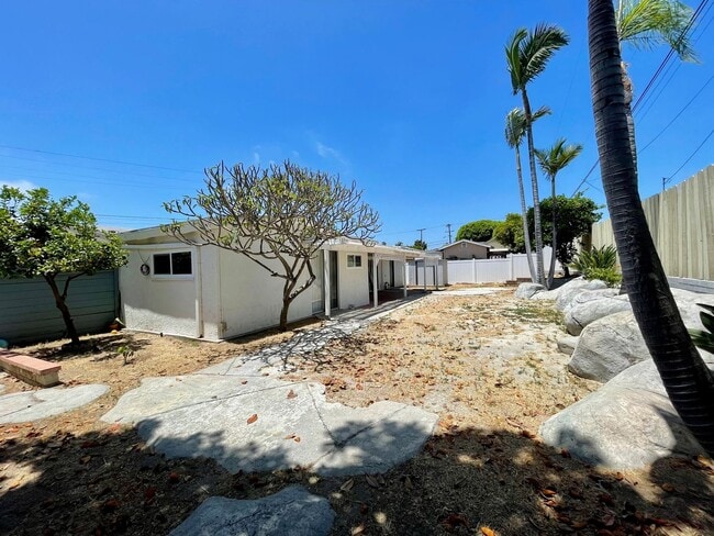 Building Photo - Gorgeous 3 Bedroom 2 Bathroom Home In Lemo...
