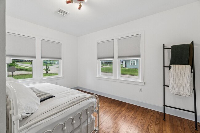 Building Photo - Charming 3-Bedroom Home with Modern Finishes and Inviting Patio!