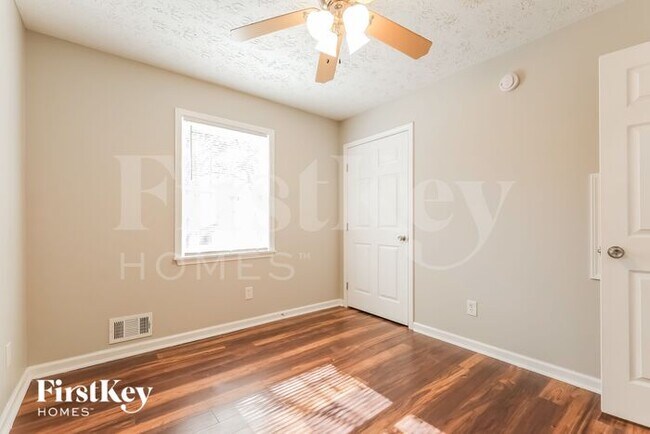 Building Photo - 680 Springhollow Ln SW