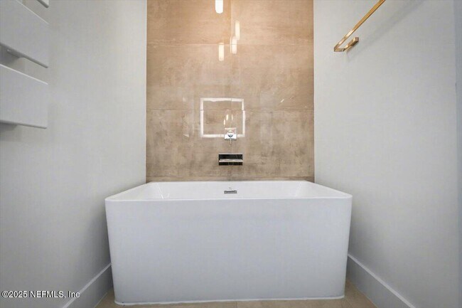 Building Photo - 739 Spinnakers Reach Dr