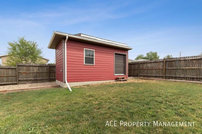 Building Photo - 520 Crazy Horse St