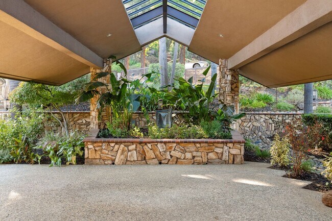 Building Photo - 21 Deer Oaks Ct
