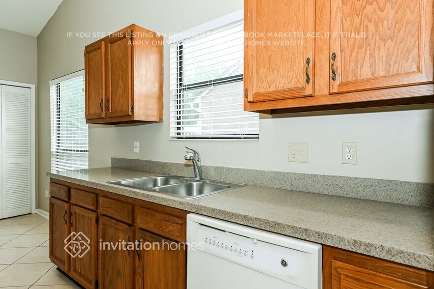 Building Photo - 3862 English Colony Dr N