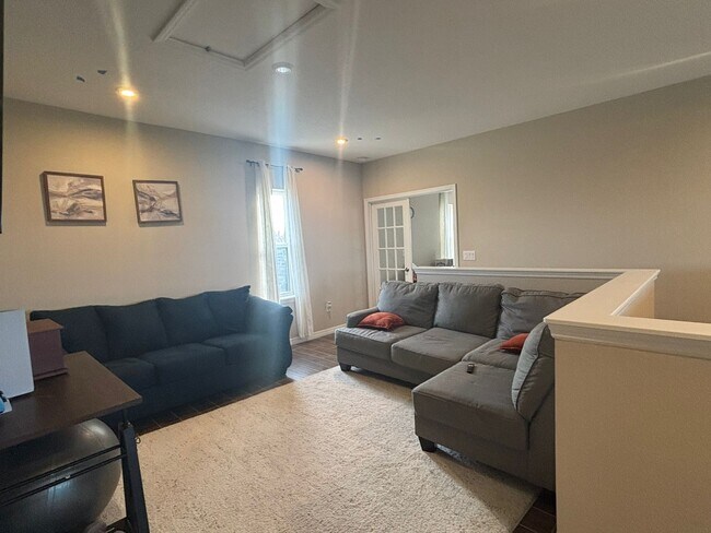 Building Photo - 6331 Laurelcrest Gln