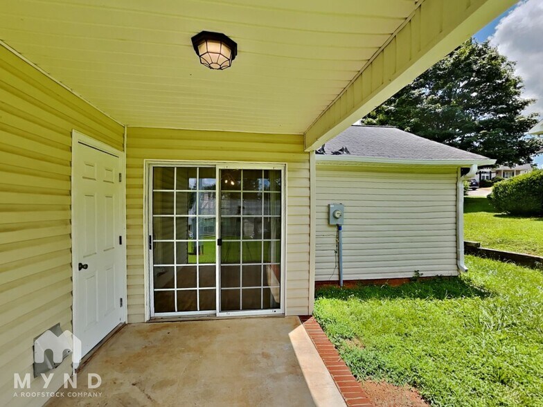 Building Photo - 1940 Cedar Ridge Ln