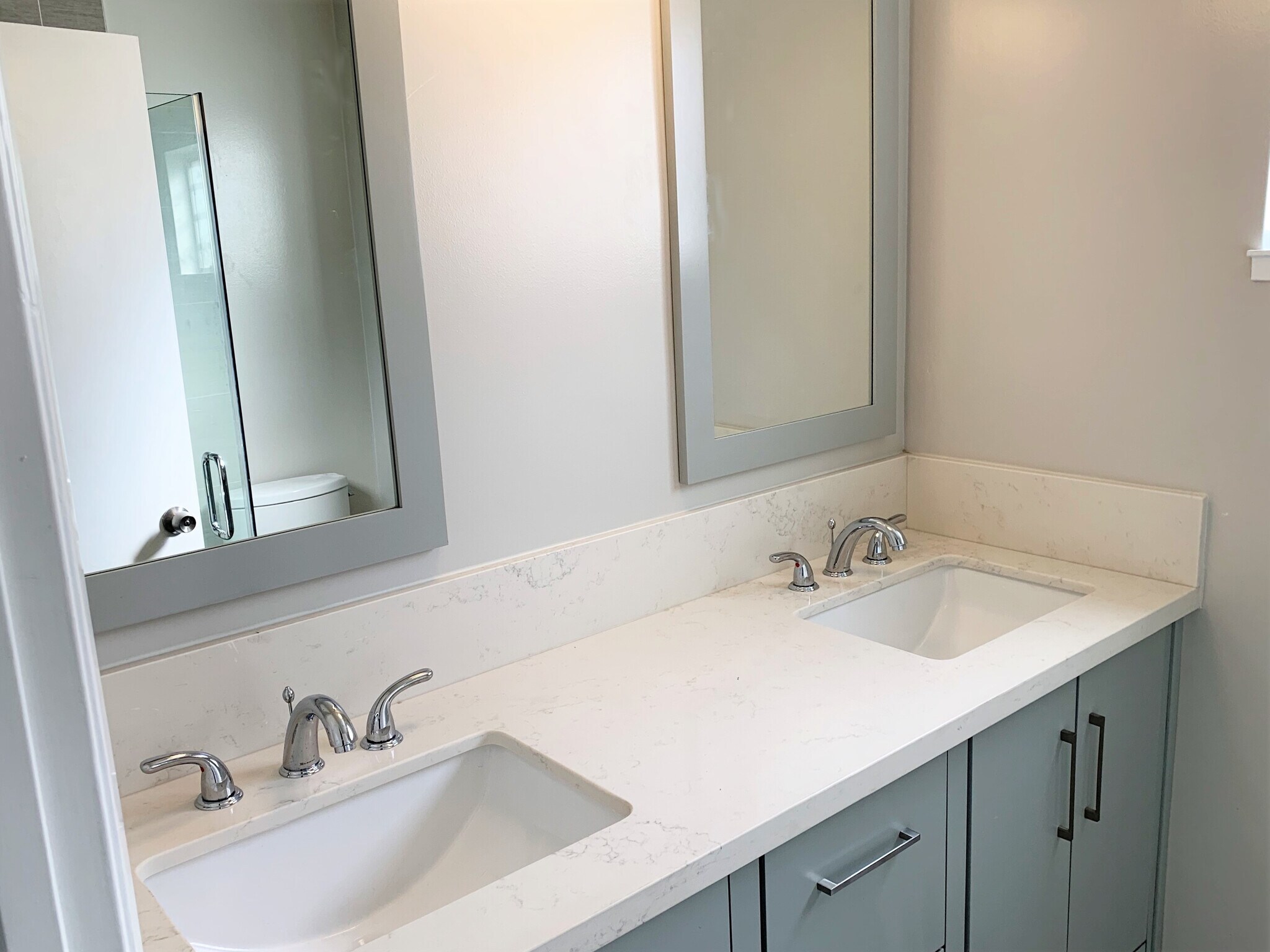 Master bathroom - 415 Montana Ave