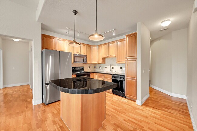 Building Photo - $2,045.00, 2-bed, 2-bath, located in Denve...