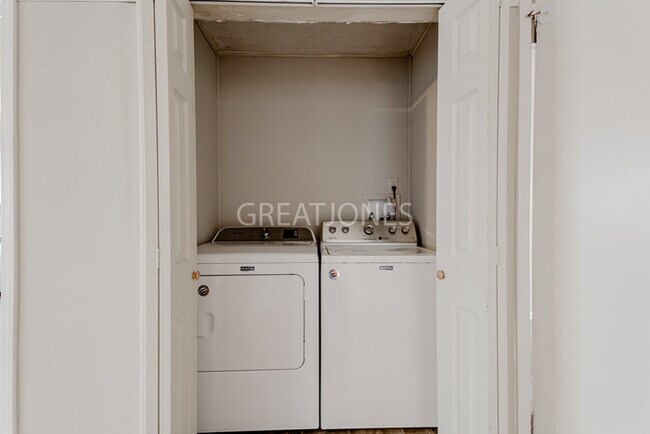 Building Photo - HOLIDAY SPECIAL! SIGN A LEASE BY NOVEMBER ...
