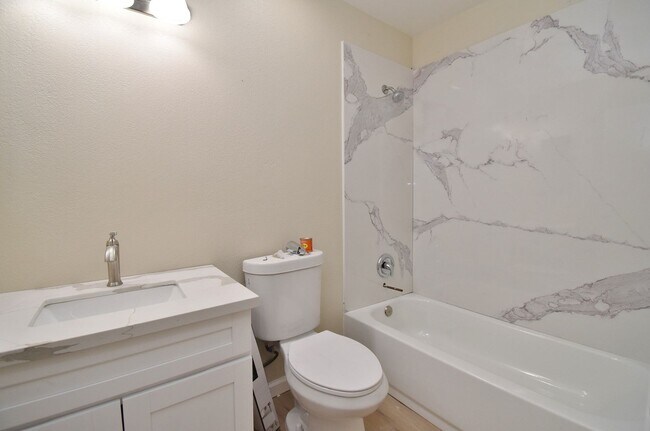 Building Photo - COMING SOON | $4,090 / 4 BR - GORGEOUS REMODELED PARKMONT HOME IN CENTRAL FREMONT