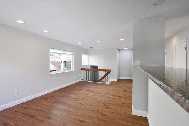 Building Photo - ??? RECENTLY UPDATED, 2 BEDROOMS AND 3 BAT...