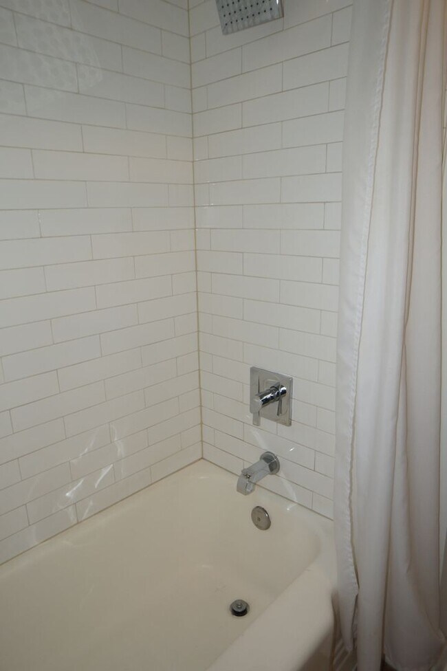 Building Photo - SE Portland 3-bedroom remodeled Bungalow  - APPLICATION PENDING