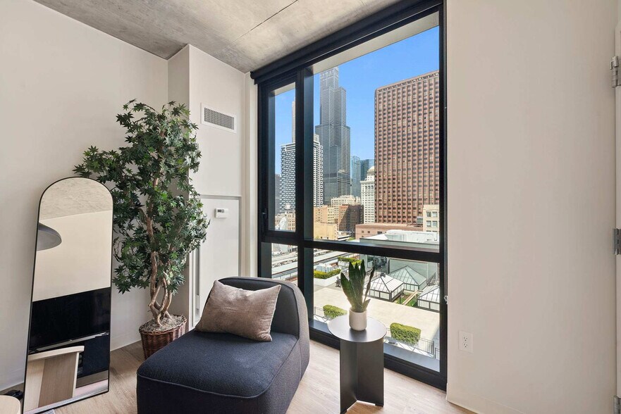 Building Photo - 633 S LaSalle St