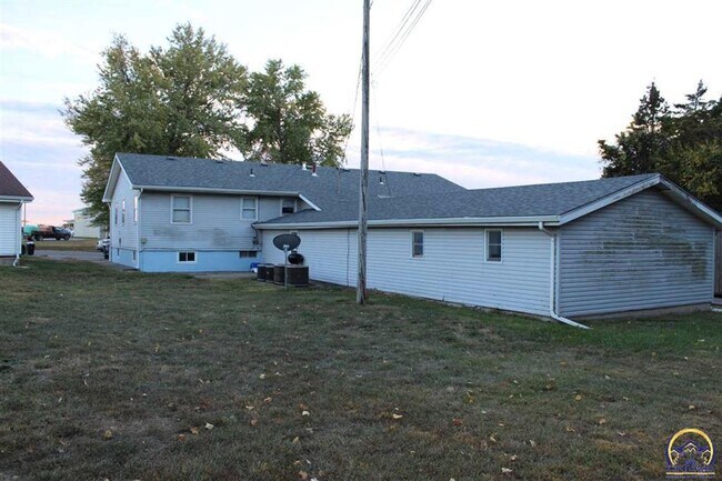 Building Photo - 302 W Neosho St