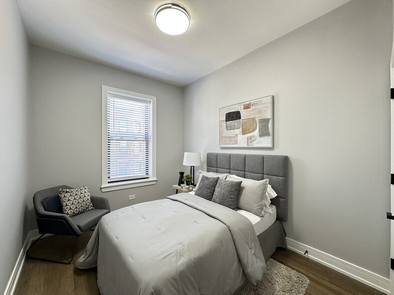 Building Photo - 3840 N Wilton Ave