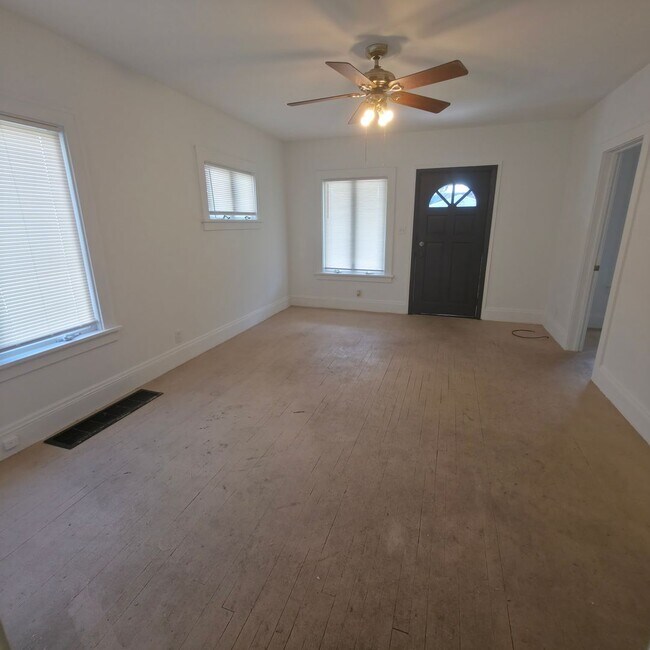 Building Photo - Single Family Home 4  beds 1 bath COMING S...