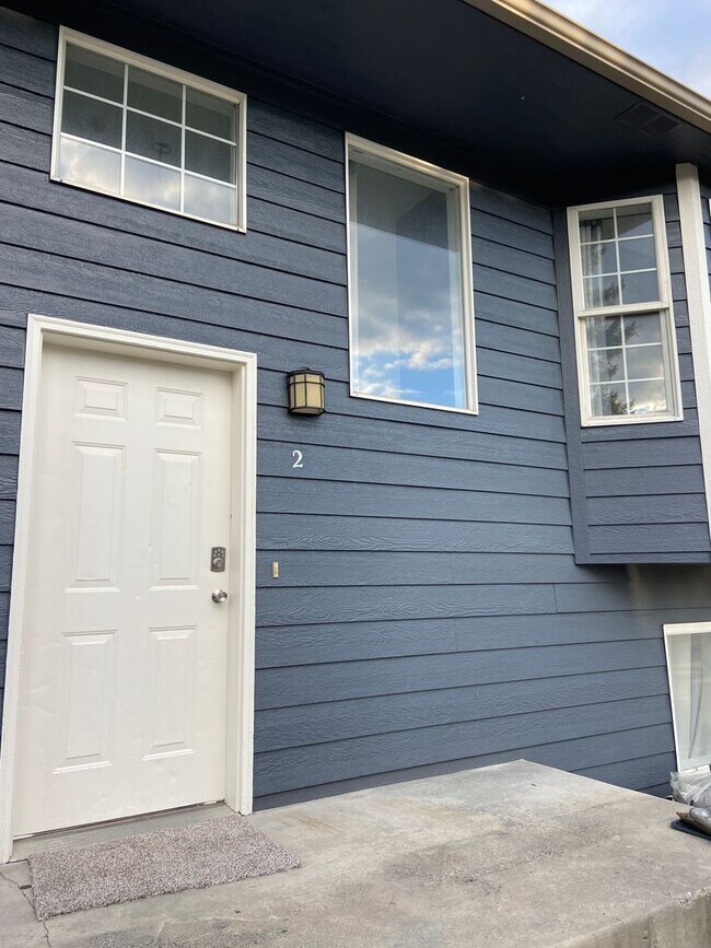 Riverton triplex 2308 E South Riverton Ave Spokane WA 99207